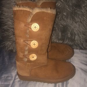 never wornUGGS triple Bailey 1Left boot has a cut at toe can add patch( pics